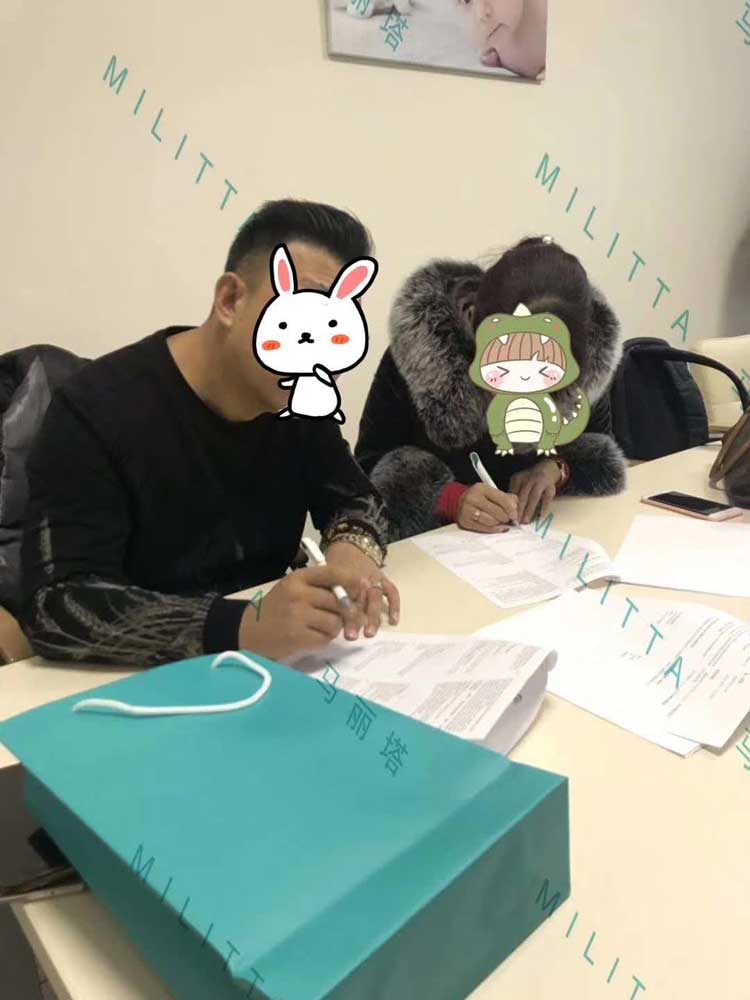 签约的这对客户宝宝穿的好严实,果然是做好了充分的准备工作