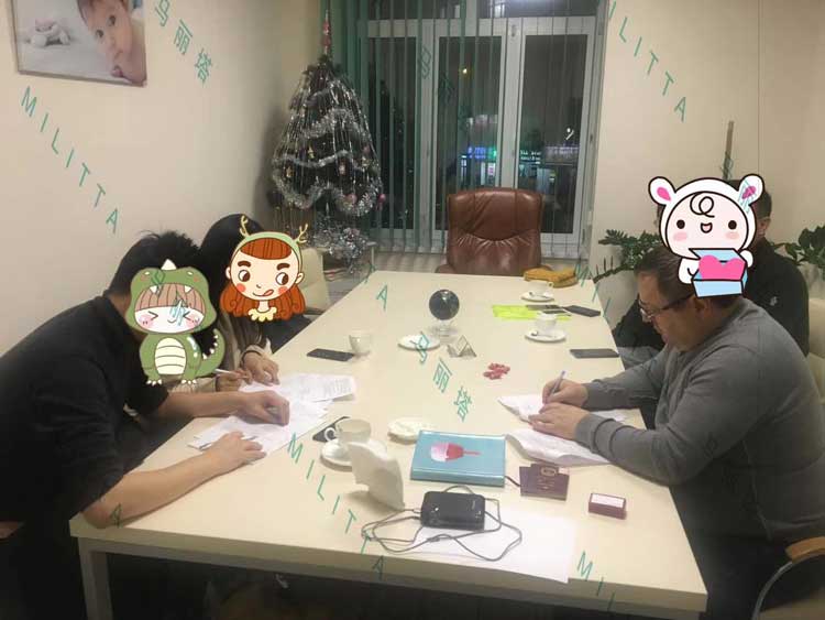 成功签约2对新客户 大伙很投缘