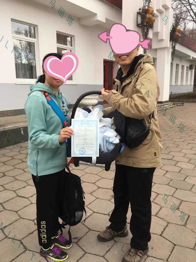 宝爸宝妈成功拿到宝宝出生证明,祝他们回国落户也顺利