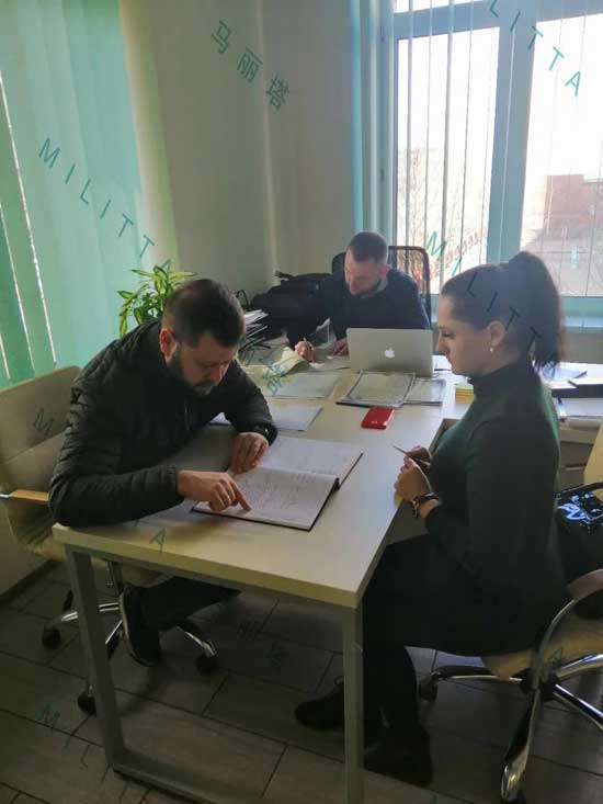 出于家庭开销的压力,乌克兰两位年轻美女代母与马丽塔签约