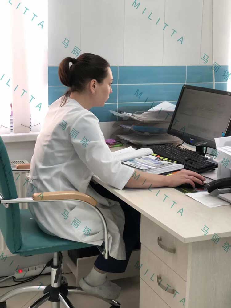 抓拍一位乌克兰敬业的胚胎学医生,工作细致入微,兢兢业业