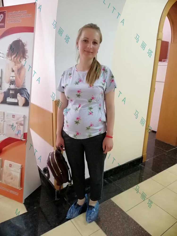 乌克兰代母在当地产科医院体检,看她的笑容就知道这次验孕的情况十分良好