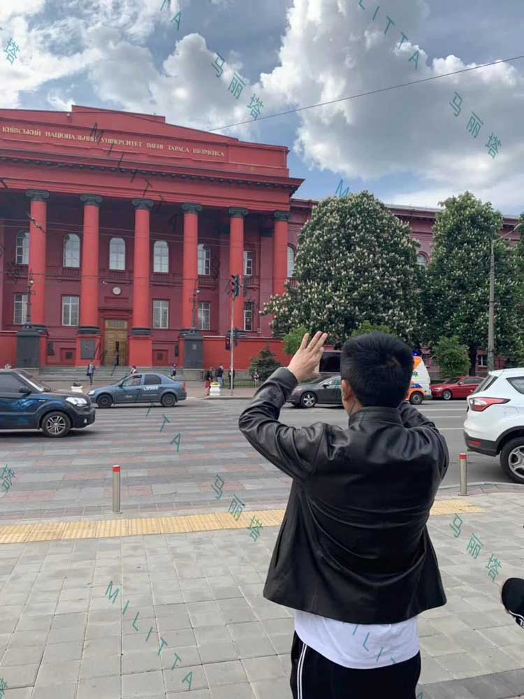不孕艰辛求子路上的,这对中国夫妇依旧恩爱有加