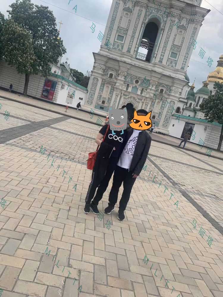 不孕艰辛求子路上的,这对中国夫妇依旧恩爱有加