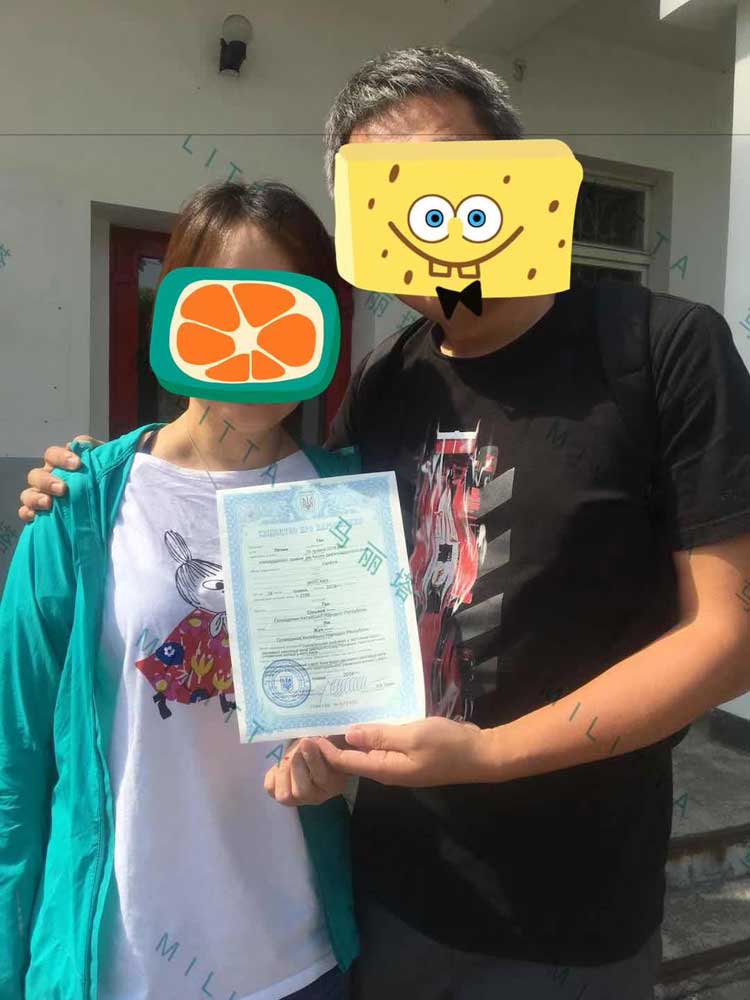 这对中国夫妇顺利拿到宝宝回国证,乌克兰试管助孕之旅完满成功