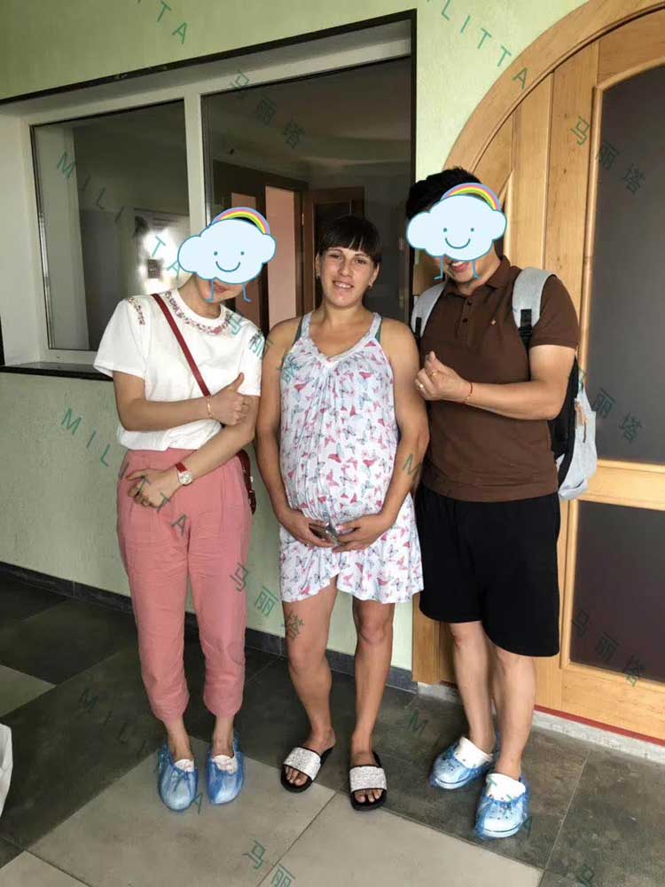 中国夫妇真NICE和代母打成一片,提前到基辅采购宝宝出生的用品