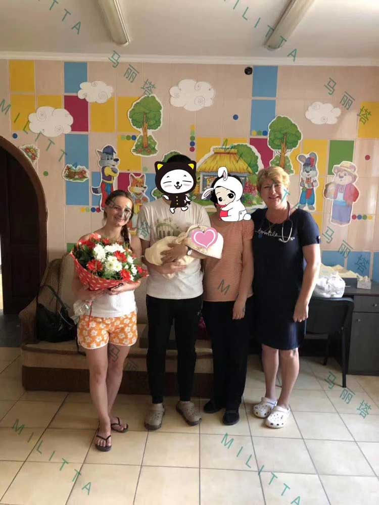刚生完孩子不久的代母签署了协议,有爱的夫妇送给她很多中国的礼物