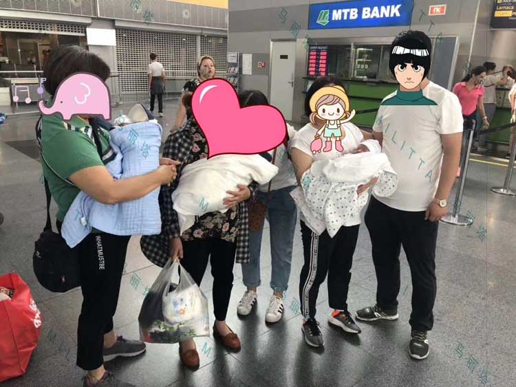 一年前他们一起来到这片陌生的土地,一年后大伙抱子凯旋而归