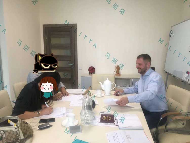 2对新客户和马丽塔签约,大家交谈得比较融洽-大叔笑的好开心