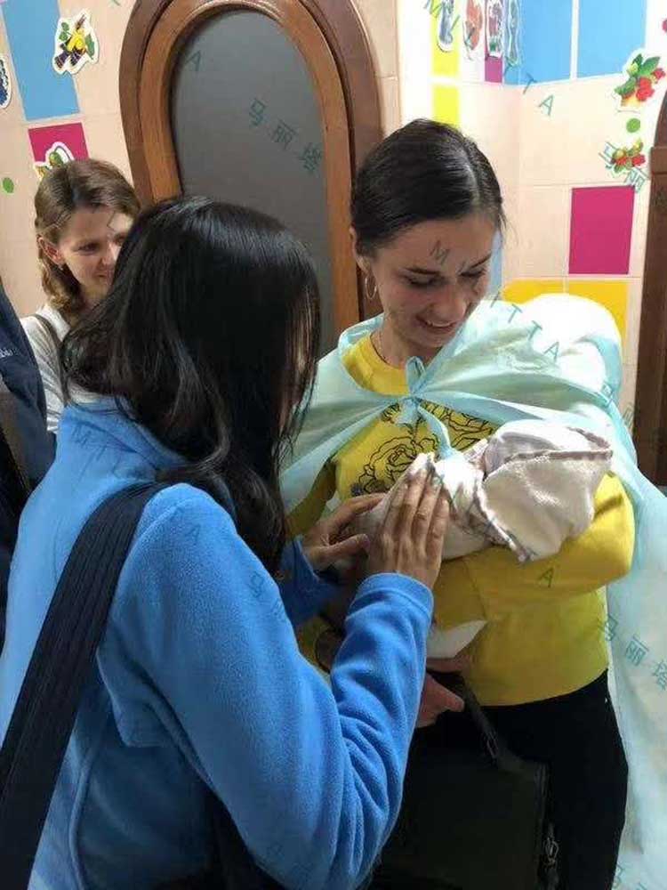 孩子他爸的基因非常强大,简直是一个模子刻出来的