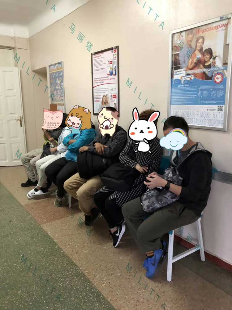 医院体检取精环节中,大老爷们儿分享取精经验的画面相当反差萌