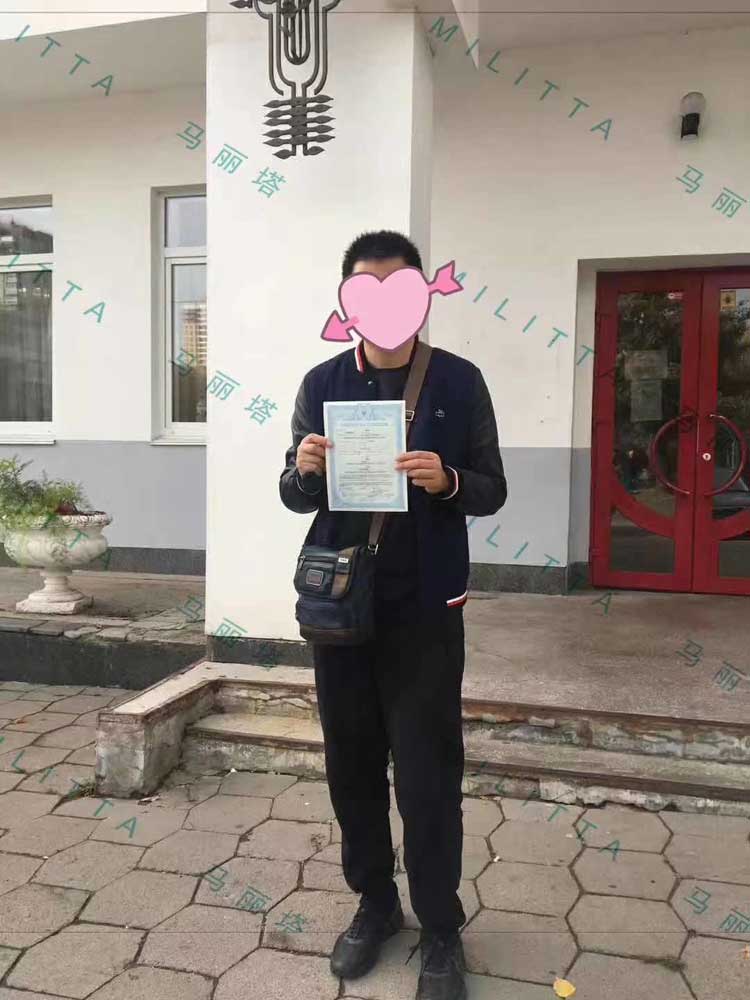 宝爸办理完了孩子的出生证,走出大门的那一刻笑得非常开心