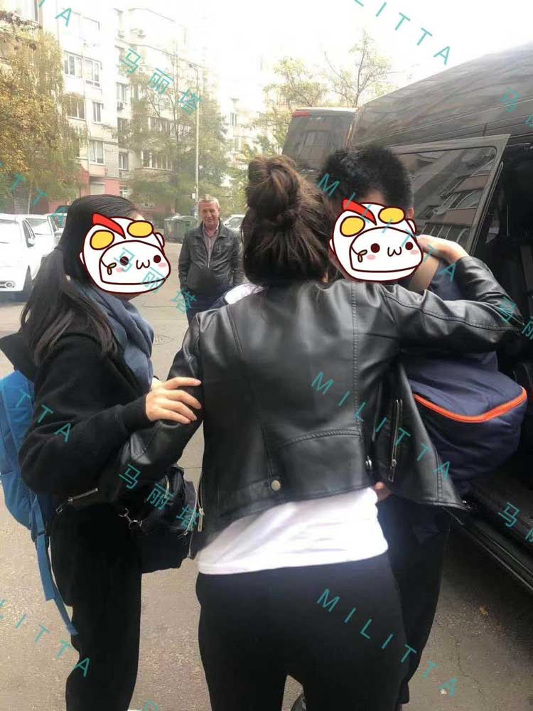 客户准备回国与我们的保姆离别时热情相拥,激动不已