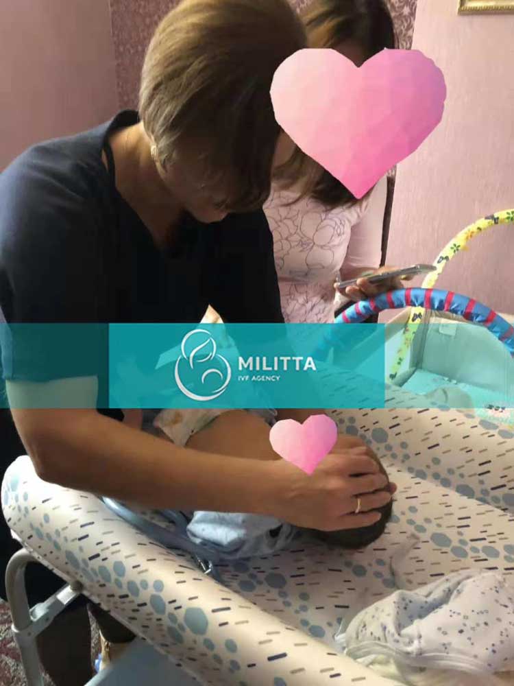 儿科医生例行给乌克兰刚出生不久的宝宝做健康检查