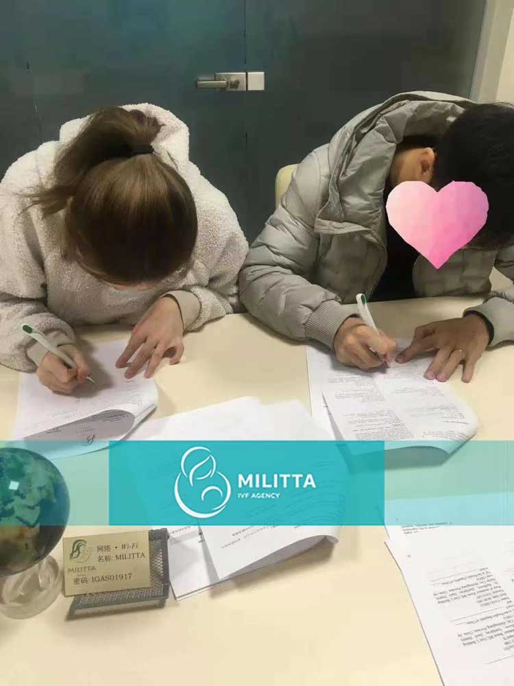 乌克兰试管成功抱上孩子回国