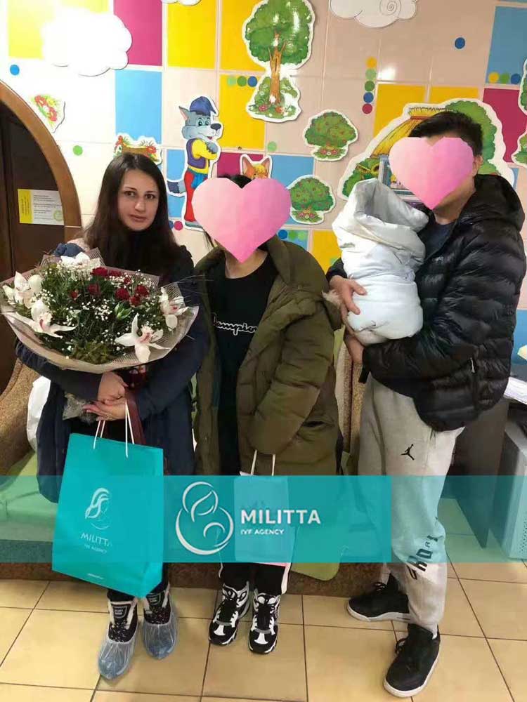 爸爸妈妈来医院接自己的漂亮宝贝并感谢乌克兰