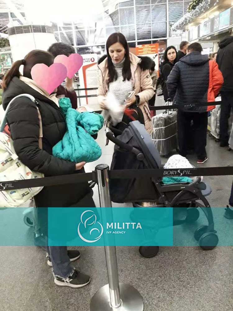 S先生夫妇带着两个小公子回国