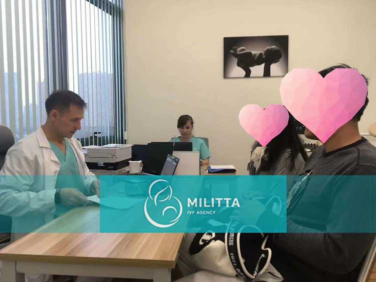乌克兰丽塔医院主任给两对夫妻排好促排方案