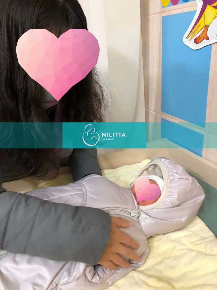 L先生夫妻俩来接孩子出院