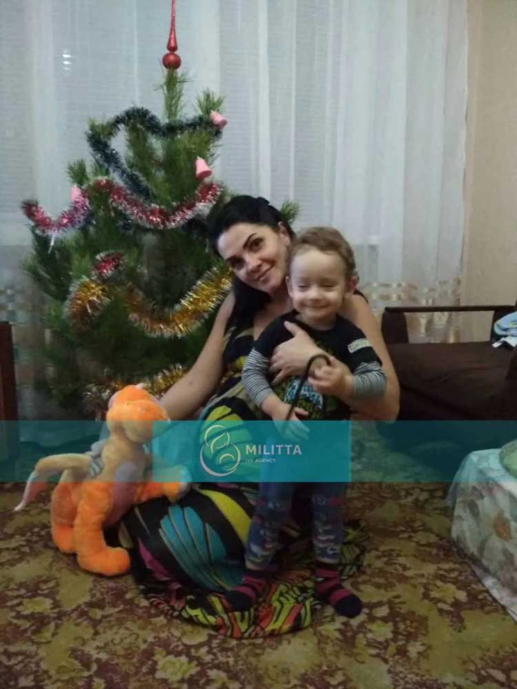 乌克兰试管助孕妈妈和孩子过新年