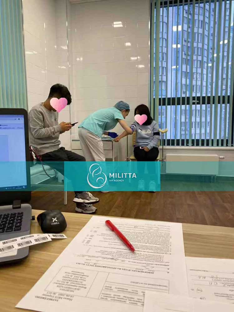 丽塔医院抽血做染色体检查,求子夫妻们认真并积极配合