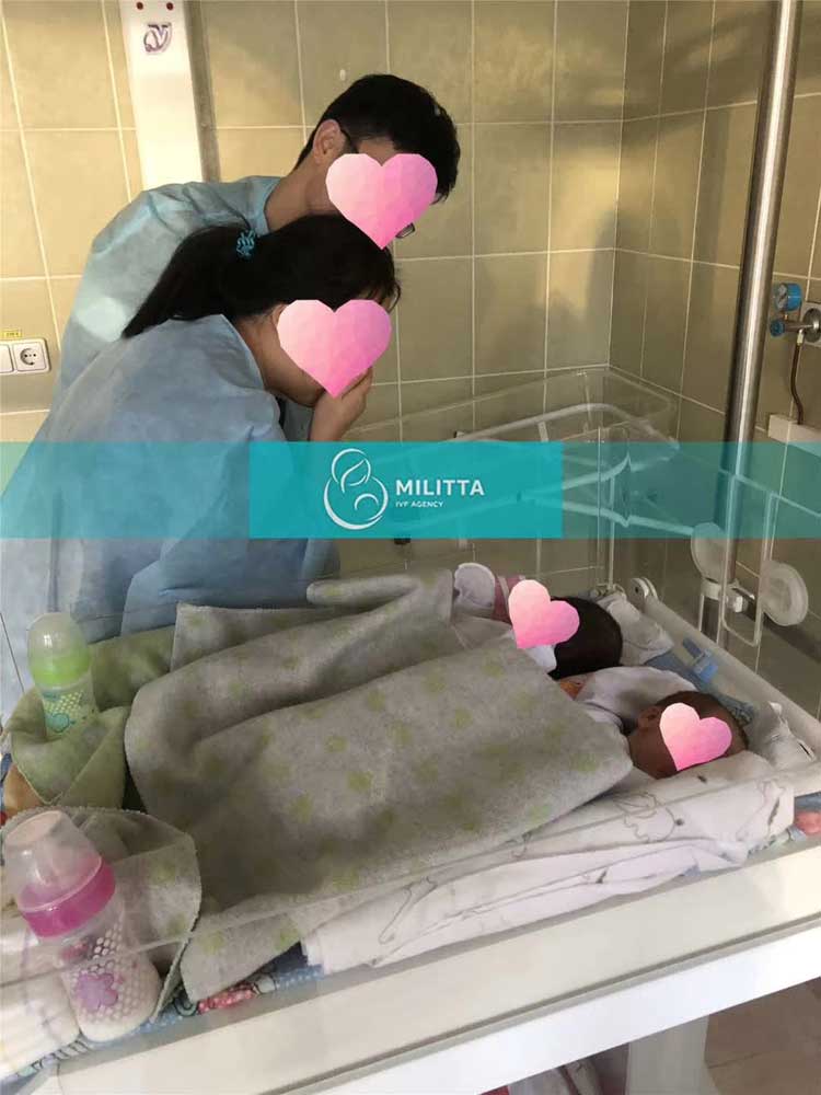 Y先生夫妇在乌克兰妇产医院看望刚出生不久的双胞胎,喜极而泣!