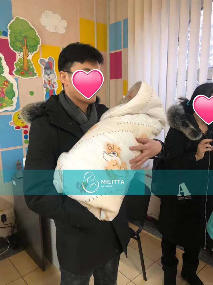 夫妻去乌克兰妇产医院接龙凤胎宝宝看到孕妈的身材已经恢复
