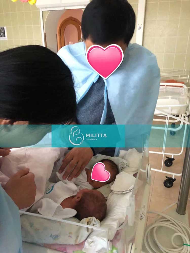 夫妻俩生育路历经千辛在乌克兰试管终于抱上双胞胎