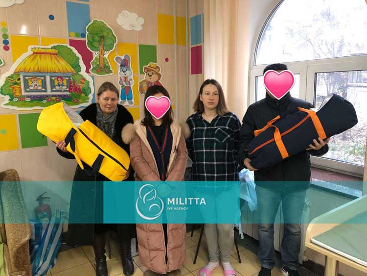X女士夫妻俩很幸福接双胞胎宝宝出院,宝宝不哭不闹