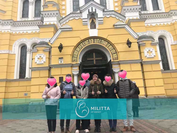 三对马丽塔客户不受新型冠状病毒肺炎影响跟随美女翻译游览基辅