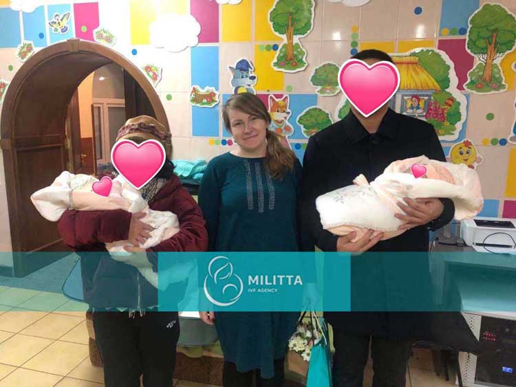 两对夫妇去乌克兰妇产医院接各自的孩子,场面着实让人感动