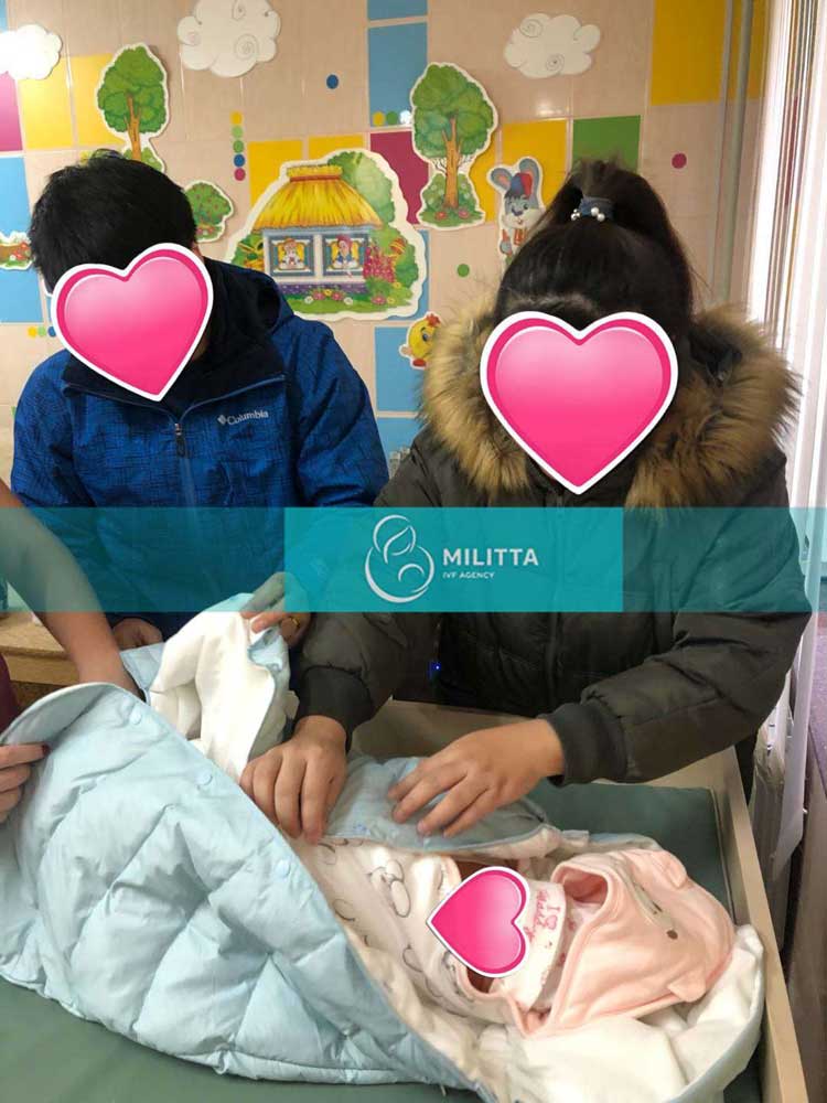 J先生夫妇去乌克兰妇产医院接孩子,放弃孩子监护权的文件