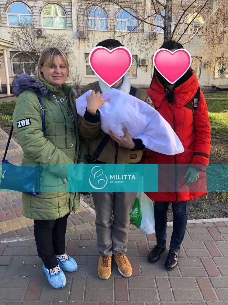 L夫妇去妇产医院接孩子,一家三口跟乌克兰爱心妈妈合个影