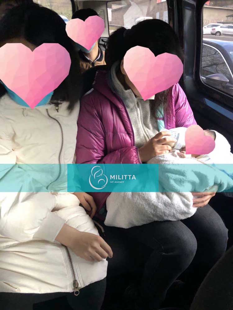 疫情期间,马丽塔接送还在乌克兰的中国夫妇去领事馆办事