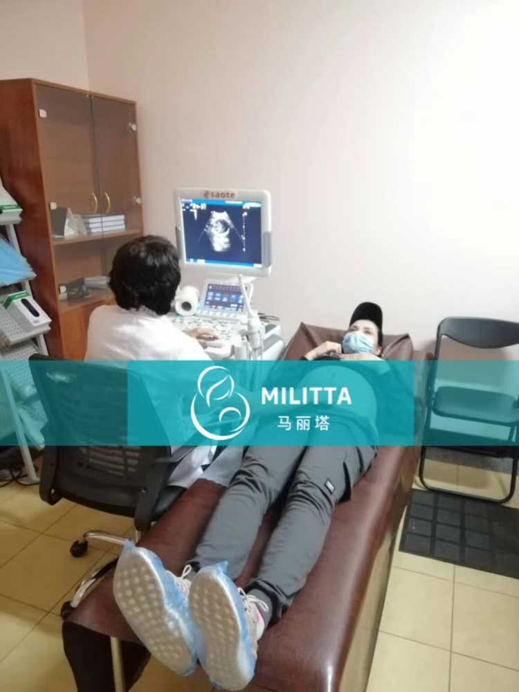 乌克兰爱笑的去试管医院产检,结果马上发送给国内准爸妈看