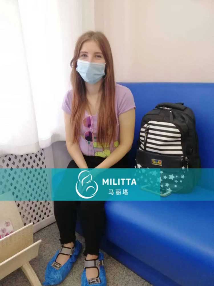 两个乌克兰去医院做胎儿健康检查 全程笑脸