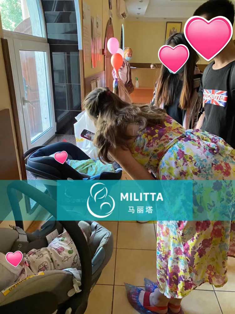 w夫妇去到基辅妇产医院接试管生下的双胞胎宝宝出院