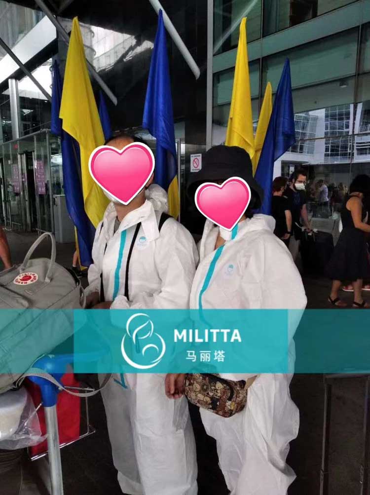 又一对夫妻抵达乌克兰基辅,他们的孩子前几天就出生了