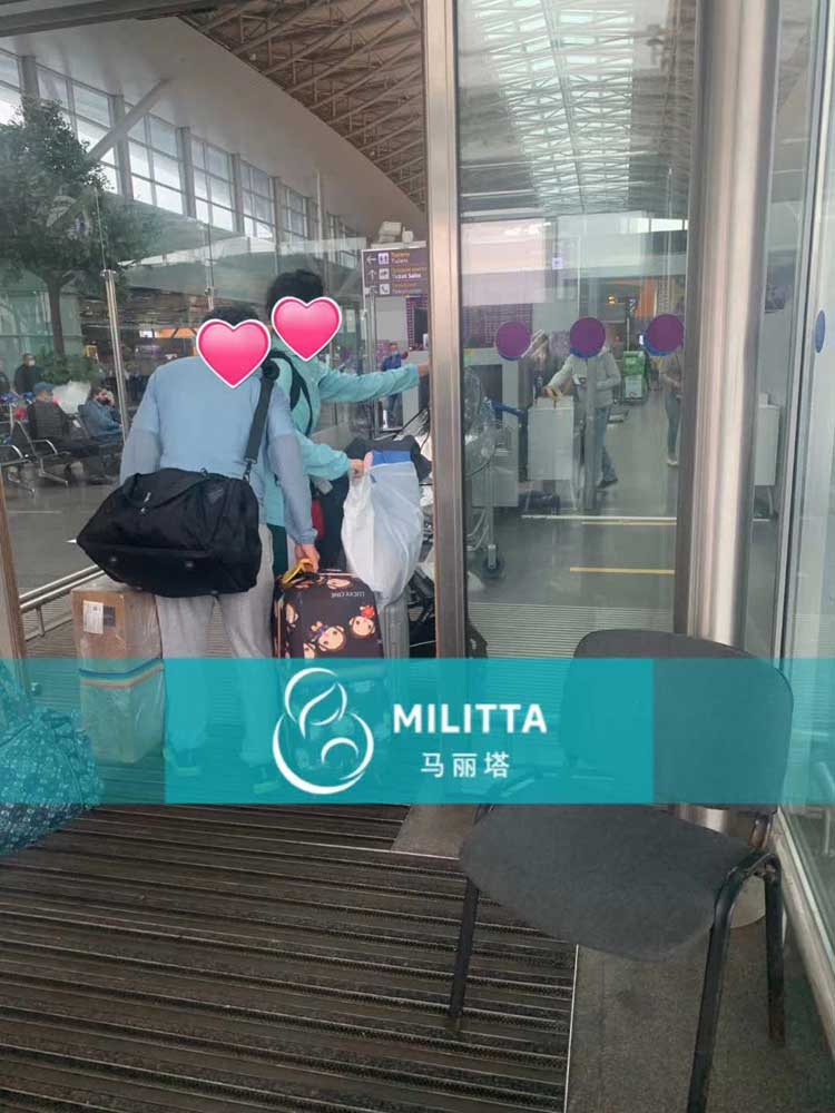 带乌克兰试管孩子回国