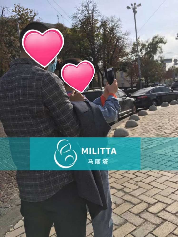 做好防护后,翻译陪这对夫妻在基辅市中心游玩