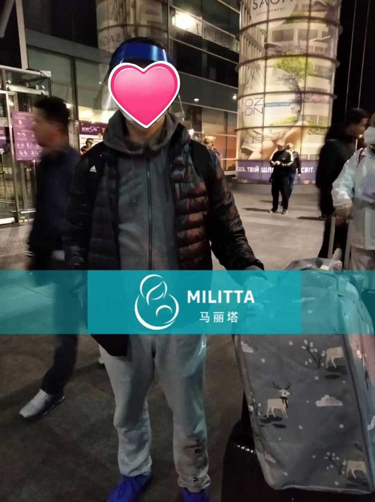 乌克兰机场接待试管求子的中国夫妻