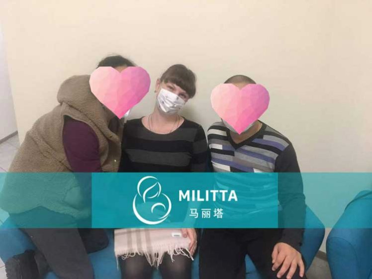 z夫妇提前就抵达了基辅和即将临产拍了张特殊的全家福