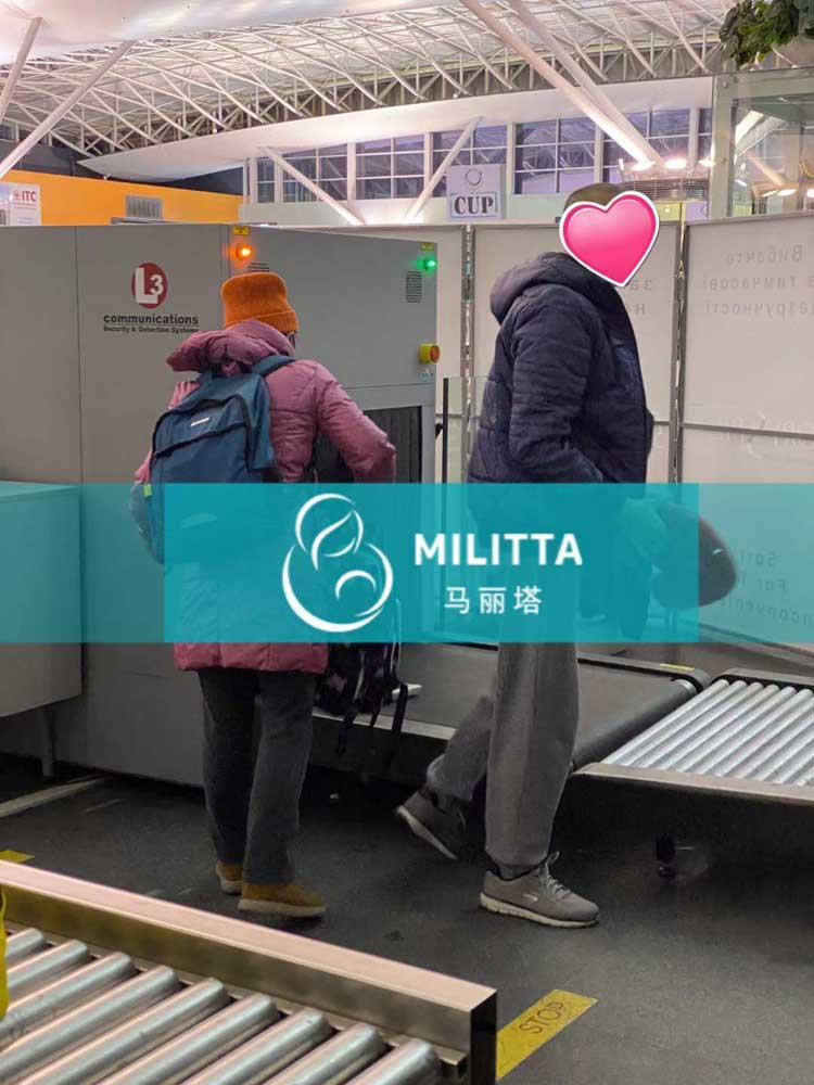带试管双胞胎回国
