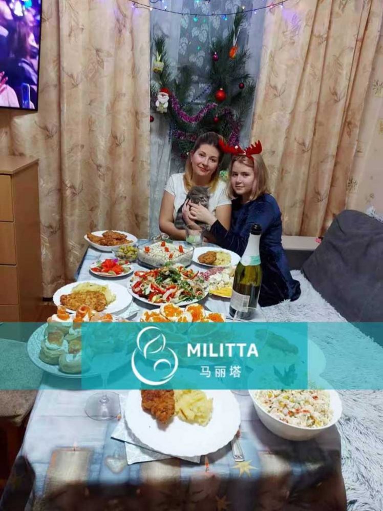 一位乌克兰家庭在过新年,女儿的长得美丽开朗