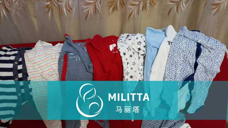 乌克兰试管宝宝换衣服