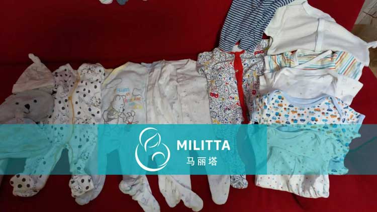 乌克兰试管宝宝换衣服