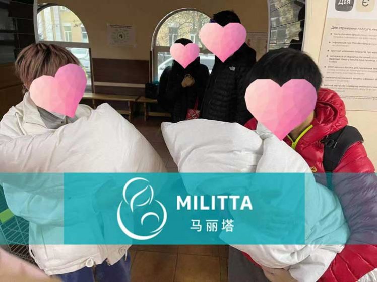 两对客户的试管宝宝同时出院,大家都看着宝宝的长相有说有笑的议论
