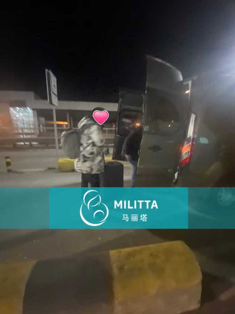 带乌克兰试管宝宝回国团聚