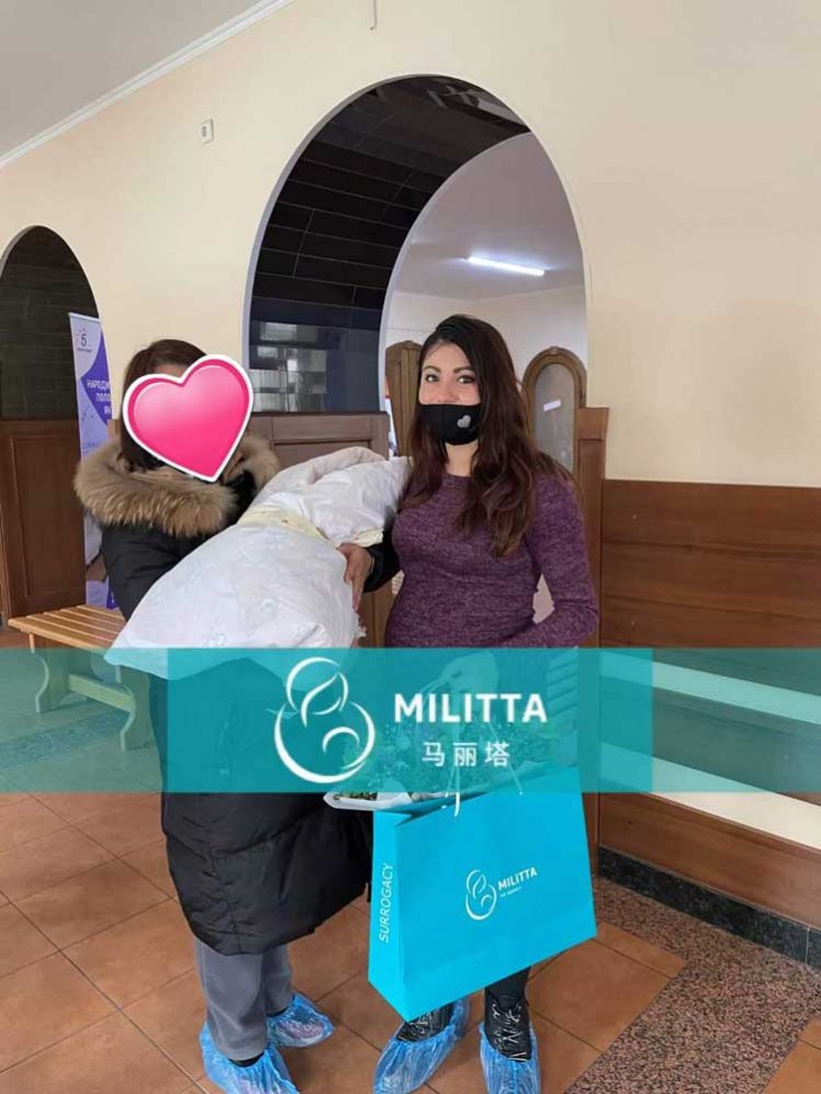 试管宝宝的压抑不住内心的高兴,给一个深深的拥抱