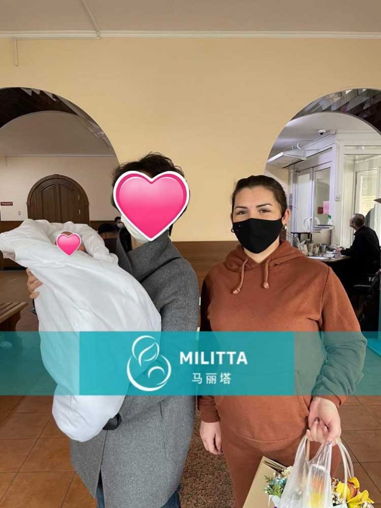 父母接孩子出院后,随即签署了放弃试管宝宝抚养权的协议